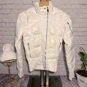 Nike XS Woman’s hooded winter jacket. Made of high quality materials.